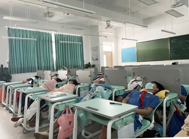 东阳教育局回复“刷新课桌椅实现躺睡”建议：试点效果不如预期_金沙8087